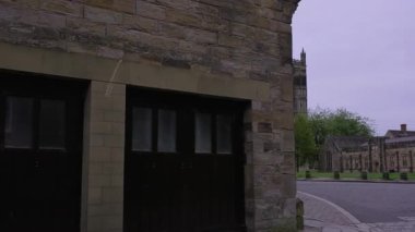 Kamera slaytları Durham Katedrali 'ni bulutlu bir bahar gününde gözler önüne seriyor.