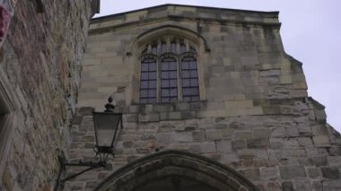 Kamera, NE İngiltere 'deki Durham Katedrali' nin antik kapısına doğru eğiliyor.