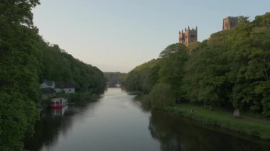 Nehir teknesiyle Prenbends Köprüsü 'nden Durham Katedrali ve River Wear' ın geniş görüşü hayret verici.