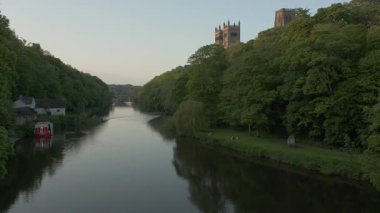 Güneşli bir bahar akşamında Prenbends Köprüsü 'nden Durham Katedrali ve River Giyim' in göz kamaştırıcı manzarası
