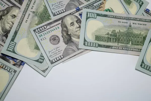 Yüzlerce dolarlık banknotlar düz bir yüzeyde dairesel bir düzende dizilir ve ortada boş bir alan bırakır. Bu yaratıcı gösteri zenginlik ve finans temalarını çağrıştırıyor..