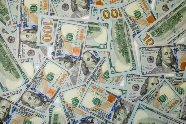 Yüz dolarlık banknotlar, yeni para biriminin karmaşık tasarımı ve parlak renklerini gözler önüne sererek, iş ve pazarlama amaçları doğrultusunda, şablon ve dokusunu vurguluyor.