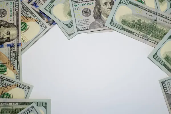 Yüzlerce dolarlık banknotlar düz bir yüzeyde dairesel bir düzende dizilir ve ortada boş bir alan bırakır. Bu yaratıcı gösteri iş ve pazarlama amaçları için zenginlik ve finans temalarını çağrıştırıyor