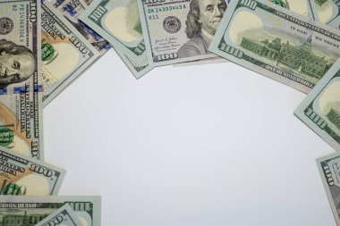 Yüzlerce dolarlık banknotlar düz bir yüzeyde dairesel bir düzende dizilir ve ortada boş bir alan bırakır. Bu yaratıcı gösteri zenginlik ve finans temalarını çağrıştırıyor..