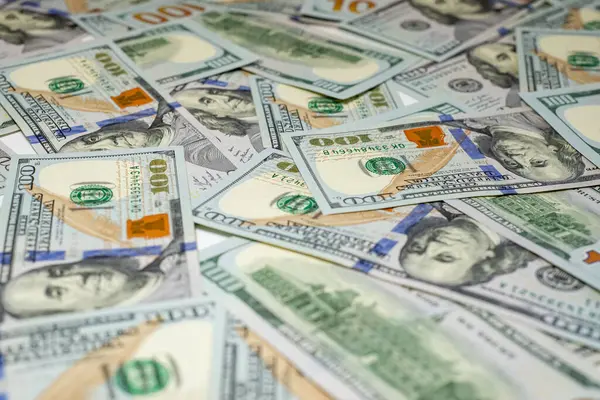 Yeni para biriminin karmaşık tasarımı ve canlı renklerini gösteren 100 dolarlık banknotlar dizisi, desenlerini ve dokularını vurguluyor..