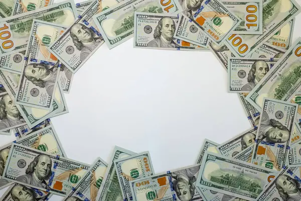 Yüzlerce dolarlık banknotlar düz bir yüzeyde dairesel bir düzende dizilir ve ortada boş bir alan bırakır. Bu yaratıcı gösteri zenginlik ve finans temalarını çağrıştırıyor..