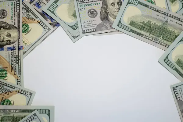 Yüzlerce dolarlık banknotlar düz bir yüzeyde dairesel bir düzende dizilir ve ortada boş bir alan bırakır. Bu yaratıcı gösteri zenginlik ve finans temalarını çağrıştırıyor..