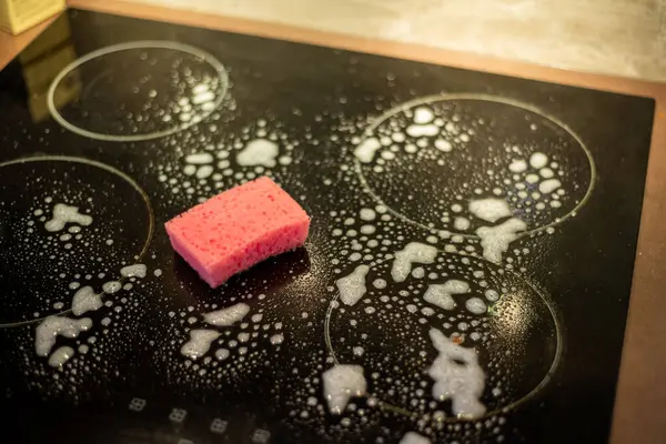 Sobayı süngerle yıka, yan gözle bak, mutfağı temizle..