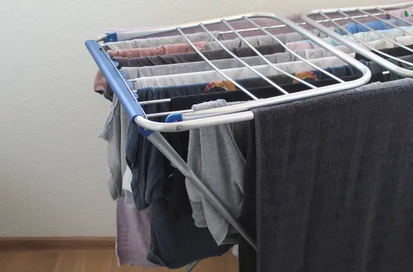 Çamaşırlar, balkondaki bir askıda kuruyor.