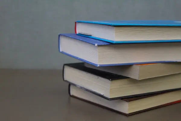 Düz bir yüzey üzerinde eski kitaplar, kopyalama alanı ile