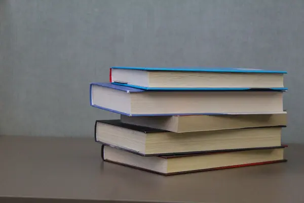 Düz bir yüzey üzerinde eski kitaplar, kopyalama alanı ile