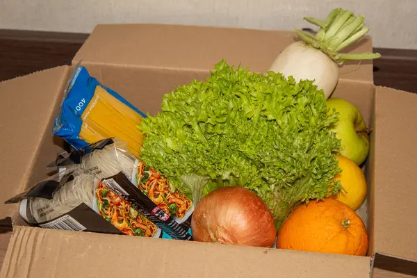 Yiyecek bağış kutusu, fakirlere yardım, yan görüş.