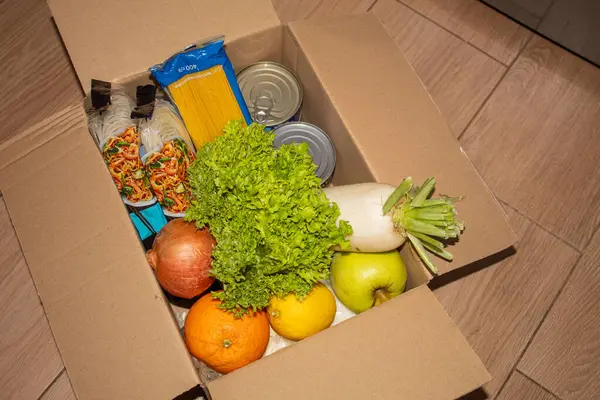 Hayırseverlik için ürünlerle dolu bir kutu, üst görünüm