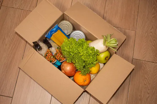 Hayırseverlik için ürünlerle dolu bir kutu, üst görünüm