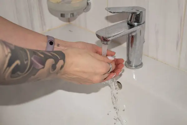 Kız ellerini banyoda yıkıyor, el hijyeni, sağlık...
