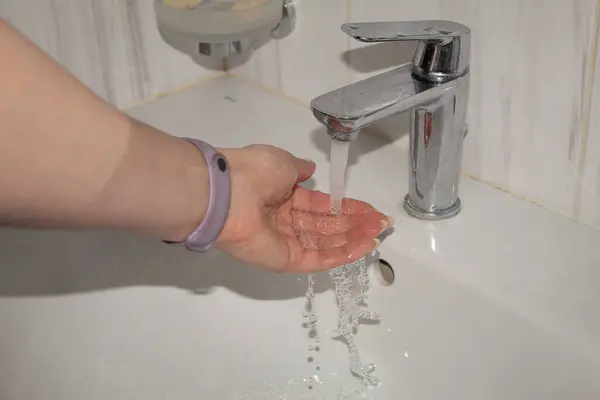 Kız ellerini banyoda yıkıyor, el hijyeni, sağlık...