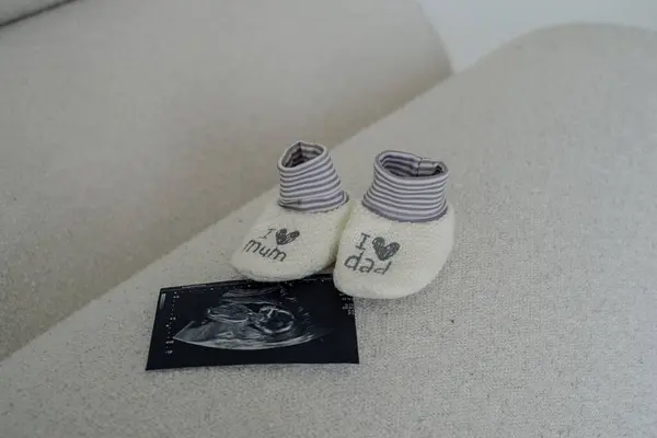 Bebek çorapları ve ultrason taraması, açık renkler.