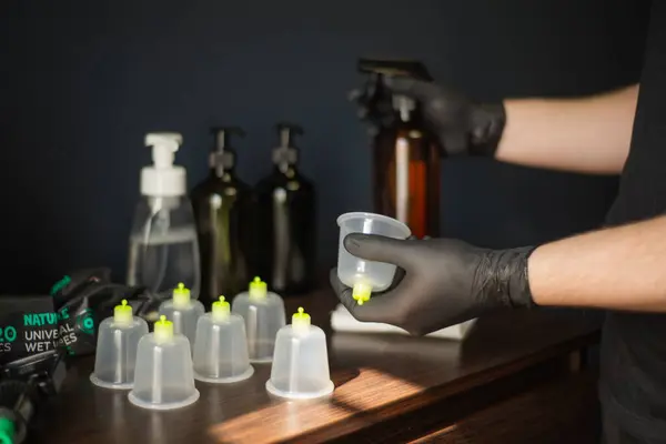 Steril solüsyonlu masaj için fincan tedavisi.