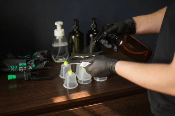 Masaj terapisti prosedür için ekipmanları hazırlar..