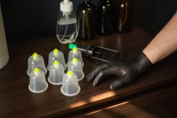 Masaj terapistinin eli elektrikli süpürgenin yanında..