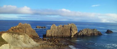Atardecer sereno en las rocas y arena de la playa