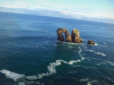 Atardecer sereno en las rocas y arena de la playa