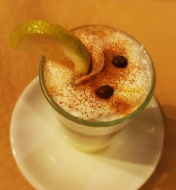 Cannelle sur une soucoupe au citron blanc ile kapuçino. Barraquito, Tenerife, Kanarya Adaları 'ndan geleneksel boisson.