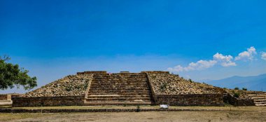 Atzompa, Oaxaca, Meksika Arkeolojik sahasında bir mezar (mezar) / Tapınak tepeciği. Atzompa, büyük Monte Alban Medeniyetinin Unesco Miras Alanının bir parçasıdır..