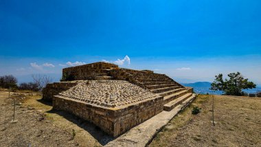 Atzompa, Oaxaca, Meksika Arkeolojik sahasında bir mezar (mezar) / Tapınak tepeciği. Atzompa, büyük Monte Alban Medeniyetinin Unesco Miras Alanının bir parçasıdır..