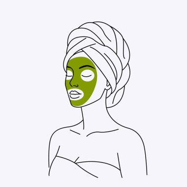 Kafasında havluyla, tropikal çiçeğiyle ve yüzündeki maskeyle güzel bir kız. Spa tedavisi, rahatlama ve meditasyon kavramı.