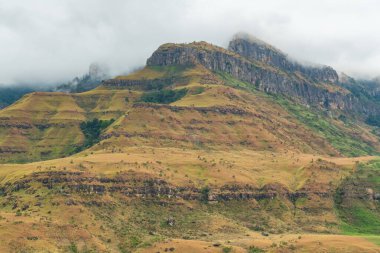 KwaZulu-Natal, Güney Afrika 'daki Katedral Tepesi yakınlarındaki güzel Drakensberg dağları üzerinde soğuk ve nemli bir gün.