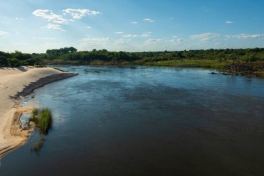 Zambiya 'daki güzel Zambesi Nehri, kurak mevsimde.