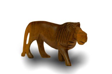Beyaz bir arka planda izole edilmiş, el oyması bir Afrika ahşap aslan hatırası.
