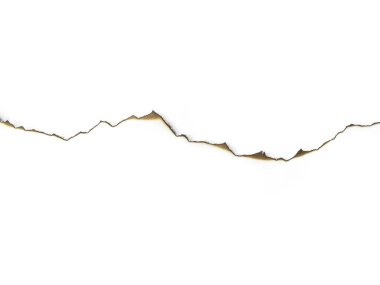 Beyaz kağıttaki ateş delikleri. Beyaz arkaplanda izole edilmiş bir kağıt parçasında yanmış deliklerin toplanması