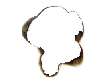 Beyaz kağıttaki ateş delikleri. Beyaz arkaplanda izole edilmiş bir kağıt parçasında yanmış deliklerin toplanması