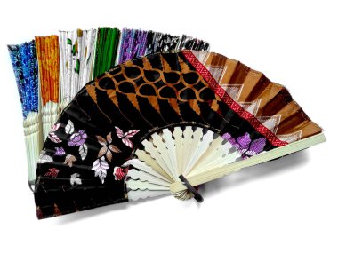 Kipas Tangan Motif Batik veya el yelpazesi Batik bambu ve batik kumaştan yapılmıştır. Batik desenli el vantilatörü beyaz arka planda izole edilmiş. Bali Endonezya 'dan el yelpazesi