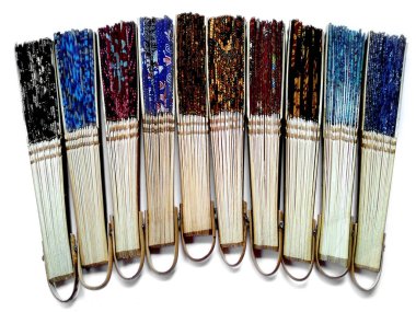 Kipas Tangan Motif Batik veya el yelpazesi Batik bambu ve batik kumaştan yapılmıştır. Batik desenli el vantilatörü beyaz arka planda izole edilmiş. Bali Endonezya 'dan el yelpazesi
