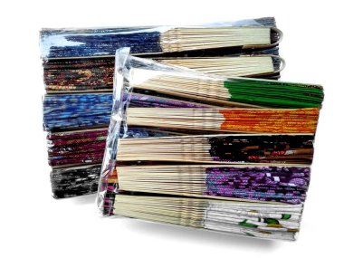 Kipas Tangan Motif Batik veya el yelpazesi Batik bambu ve batik kumaştan yapılmıştır. Batik desenli el vantilatörü beyaz arka planda izole edilmiş. Bali Endonezya 'dan el yelpazesi