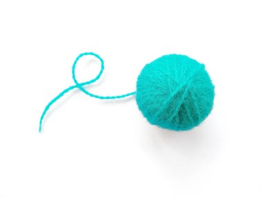 Yün ipliğinin arka planı, örgü ipliği, iplik çerçevesi olarak da kullanılabilir. Beyaz arka planda izole edilmiş el sanatları için mavi örgü ipliği