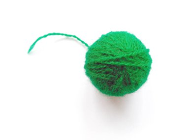 Yün ipliğinin arka planı, örgü ipliği, iplik çerçevesi olarak da kullanılabilir. Beyaz arkaplanda izole edilmiş el sanatları için yeşil örgü ipliği