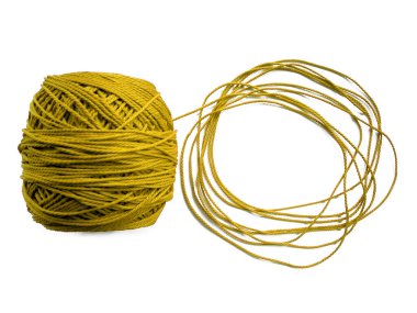 Yün ipliğinin arka planı, örgü ipliği, iplik çerçevesi olarak da kullanılabilir. Beyaz arkaplanda izole edilmiş el sanatları için sarı örgü ipliği