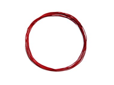 Yün ipliğinin arka planı, örgü ipliği, iplik çerçevesi olarak da kullanılabilir. Beyaz arka planda izole edilmiş el sanatları için kırmızı örgü ipliği