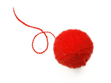 Yün ipliğinin arka planı, örgü ipliği, iplik çerçevesi olarak da kullanılabilir. Beyaz arka planda izole edilmiş el sanatları için kırmızı örgü ipliği