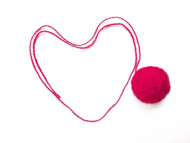 Yün ipliğinin arka planı, örgü ipliği, iplik çerçevesi olarak da kullanılabilir. Beyaz arka planda izole edilmiş el sanatları için kırmızı örgü ipliği