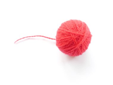 Yün ipliğinin arka planı, örgü ipliği, iplik çerçevesi olarak da kullanılabilir. Beyaz arka planda izole edilmiş el sanatları için kırmızı örgü ipliği