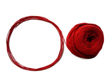 Yün ipliğinin arka planı, örgü ipliği, iplik çerçevesi olarak da kullanılabilir. Beyaz arka planda izole edilmiş el sanatları için kırmızı örgü ipliği