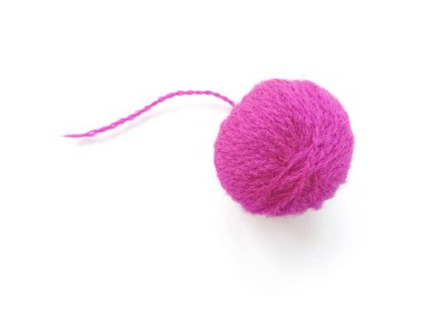 Yün ipliği, menekşe örgü ipliği, iplik çerçevesi olarak da kullanılabilir. Beyaz arka planda izole edilmiş el sanatları için mor örgü ipliği