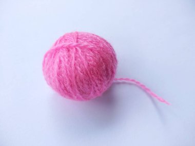 Yün ipliğinin arka planı, örgü ipliği, iplik çerçevesi olarak da kullanılabilir. Beyaz arka planda izole edilmiş el sanatları için örgü ipliği