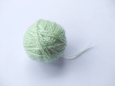 Yün ipliğinin arka planı, örgü ipliği, iplik çerçevesi olarak da kullanılabilir. Beyaz arka planda izole edilmiş el sanatları için örgü ipliği