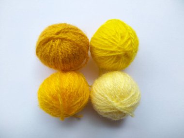 Yün ipliğinin arka planı, örgü ipliği, iplik çerçevesi olarak da kullanılabilir. Beyaz arka planda izole edilmiş el sanatları için örgü ipliği